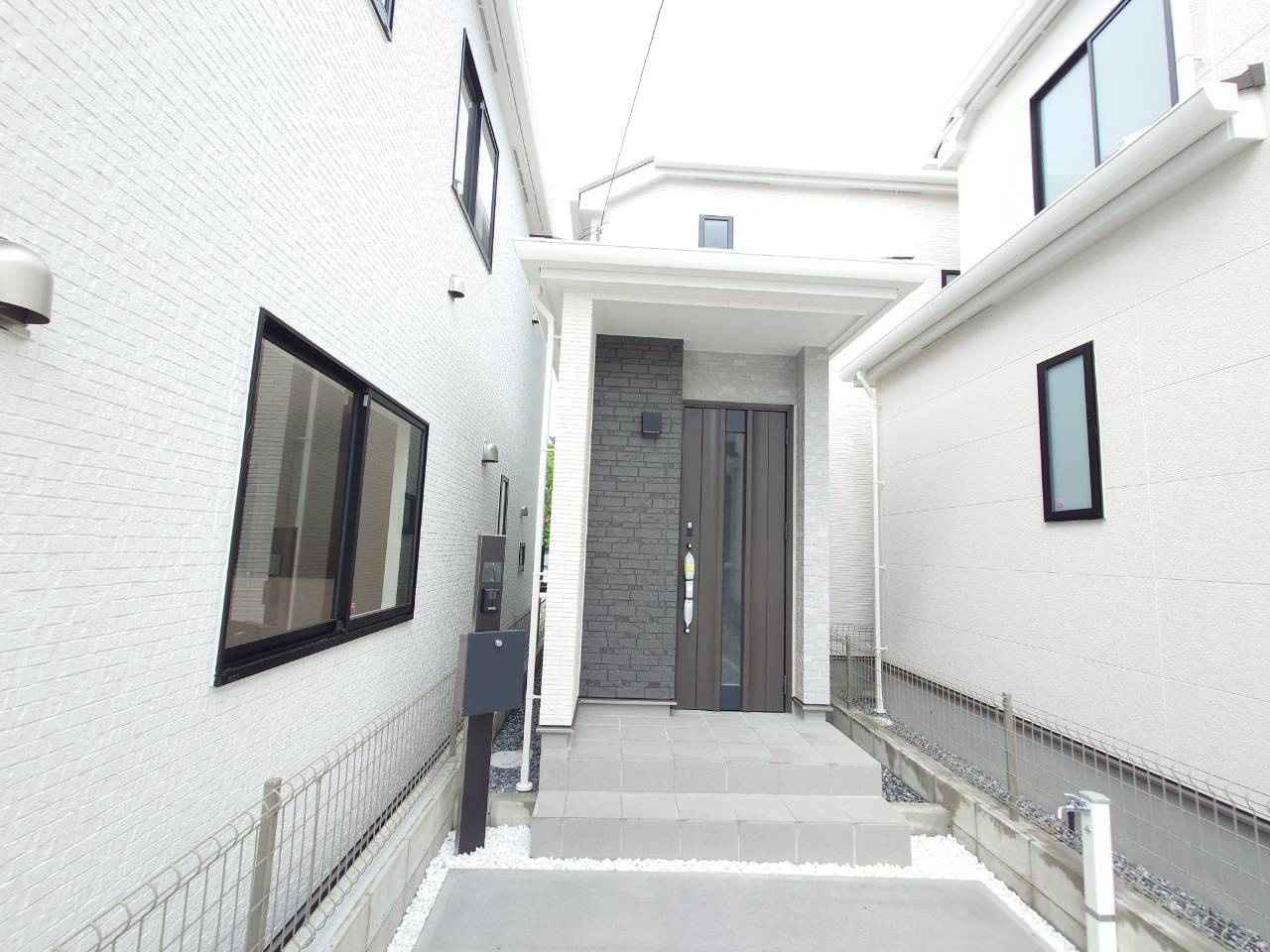 ＋＋南風原町新川-C号棟（全３棟）のエントランス
