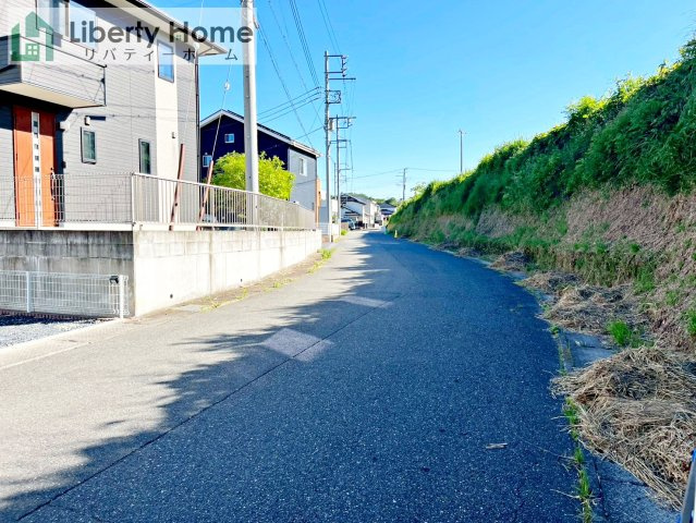 日立市川尻町　中古戸建の前面道路含む現地写真