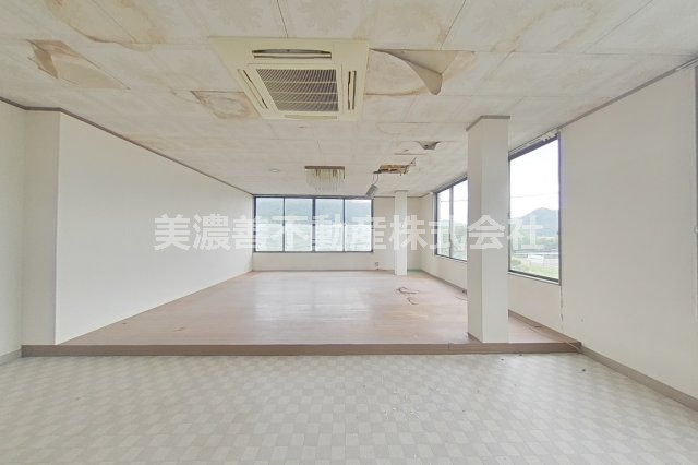 ６７３５９　岐阜市中川原中古戸建ての居間・リビング