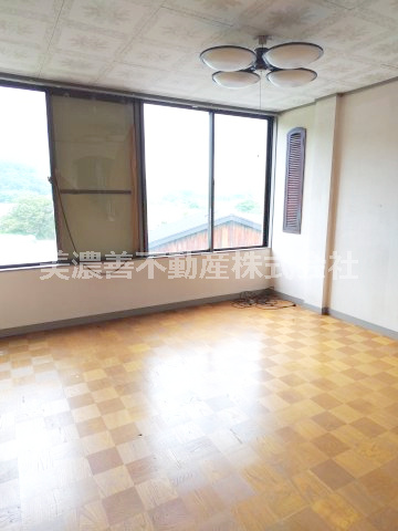 ６７３５９　岐阜市中川原中古戸建ての洋室