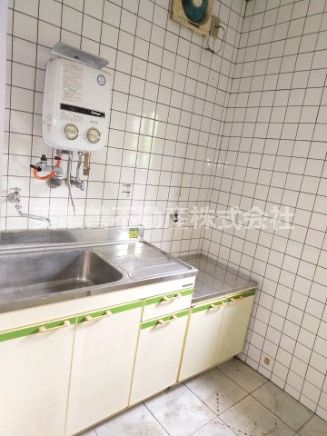 ６７３５９　岐阜市中川原中古戸建てのキッチン
