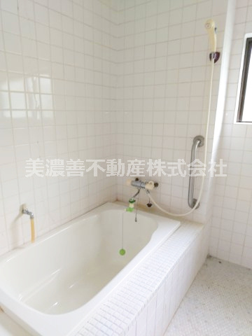 ６７３５９　岐阜市中川原中古戸建ての浴室