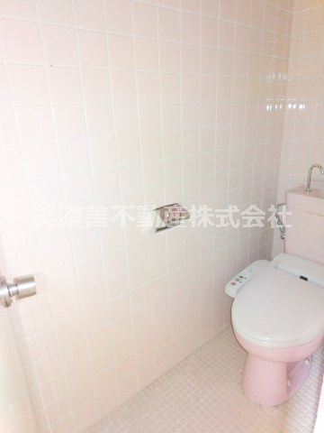 ６７３５９　岐阜市中川原中古戸建てのトイレ