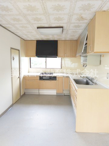 ６７３５９　岐阜市中川原中古戸建てのキッチン