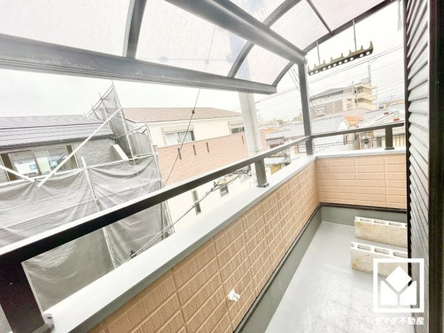 尼崎市栗山町のバルコニー|3階バルコニーです。南向きバルコニーで陽当たり、風通し良好。屋根付きなので急な雨の日も洗濯物が濡れにくく便利です。2階と3階にバルコニーを備えており、お洗濯物をたっぷりと干すことができます。