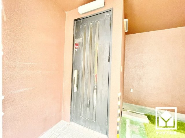 尼崎市栗山町の玄関|ドアのスリット窓から光が差し込み、外出時にも帰宅時にも、明るい気持ちになれる玄関です。