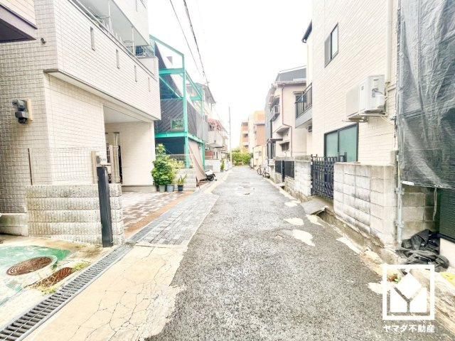 尼崎市栗山町の前面道路含む現地写真|開放感のある南北両面道路につき、陽当たり・風通しを確保しやすい立地です。
