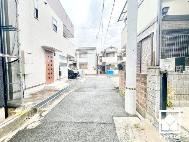 尼崎市栗山町の前面道路含む現地写真|阪神バス「立花小学校」停まで徒歩5分（約350m）の立地。日中の移動や週末のお出かけなど、ライフシーンに応じたスムーズな移動を叶える、ゆとりある住環境です。