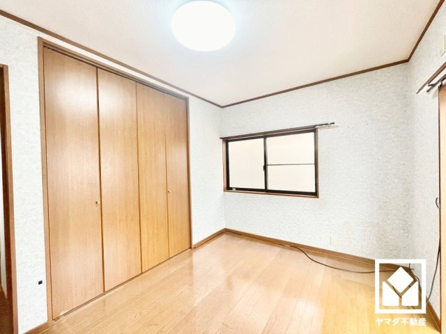 尼崎市栗山町の洋室|約5帖の3階洋室です。間取り図とは異なりますが、デッドスペースが生まれにくい整った方形のお部屋になっています。