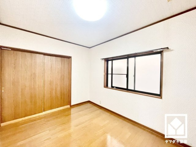 尼崎市栗山町の洋室|約4帖の3階洋室です。間取り図とは異なりますが、家具などを配置しやすい方形のお部屋になっています。