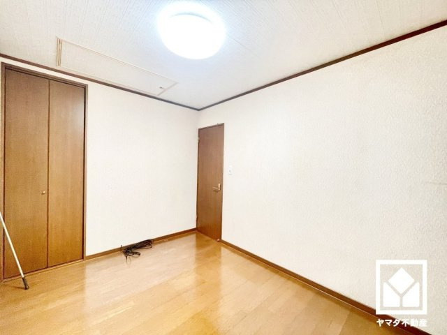 尼崎市栗山町の洋室|約4帖の3階洋室です。たっぷり収納できる屋根裏収納庫付きだから、家の中をもっとスッキリ。季節の荷物や趣味の道具もしっかり収納。