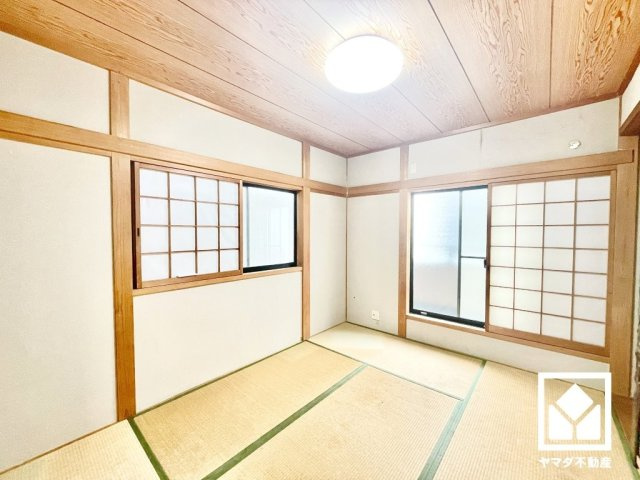 尼崎市栗山町の和室|約6帖の2階和室です。陽光がたっぷり差し込む洗練された和の空間。温かみのある畳のスッキリとしたデザインが、暮らしを心地よく彩ります。