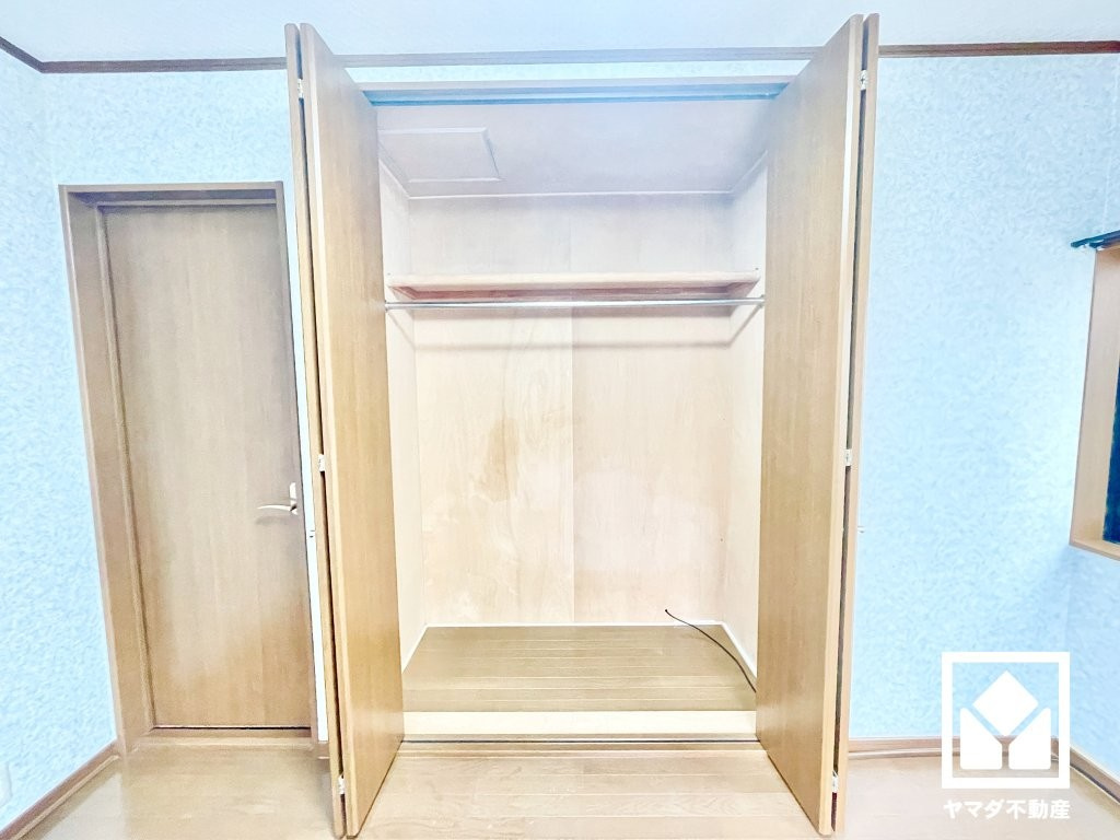 尼崎市栗山町の収納|約5帖の3階洋室のクローゼットです。幅や奥行きが広めに取られており、収納力があります。お洋服はもちろん、スーツケースなどの大物もしっかり収納できます。