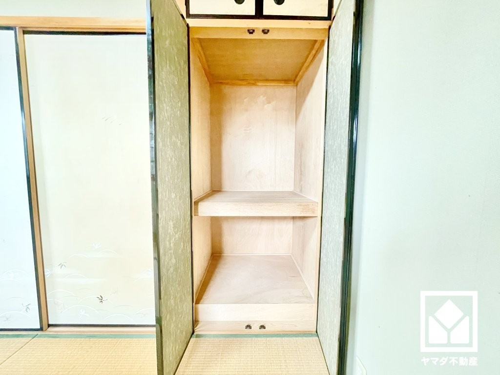 尼崎市栗山町の収納|約6帖の3階和室の押入れです。来客用の座布団や寝具も収納可能。天袋も備えており、整理整頓がしやすい設計になっています。