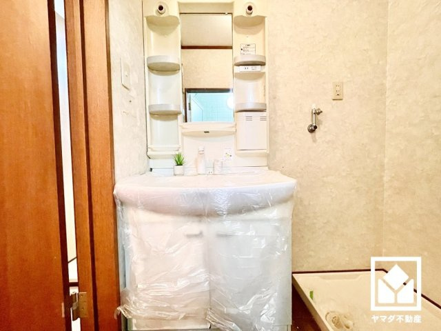 尼崎市栗山町の洗面所|収納付きでスッキリお使い頂ける洗面台です。洗面ボウルが広めなので、忙しい朝でも身支度がしやすく時短になります。