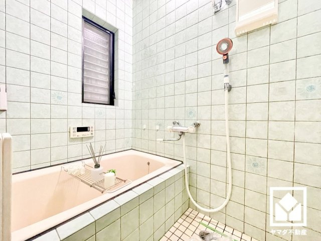 尼崎市栗山町のトイレ|明るく清潔感溢れるトイレです。1階・2階の2か所に設置されているので、朝の忙しい時間帯も混雑を避けやすい間取りです。温水洗浄便座付きで、季節を問わずいつでも温かい便座をお使いいただけます。