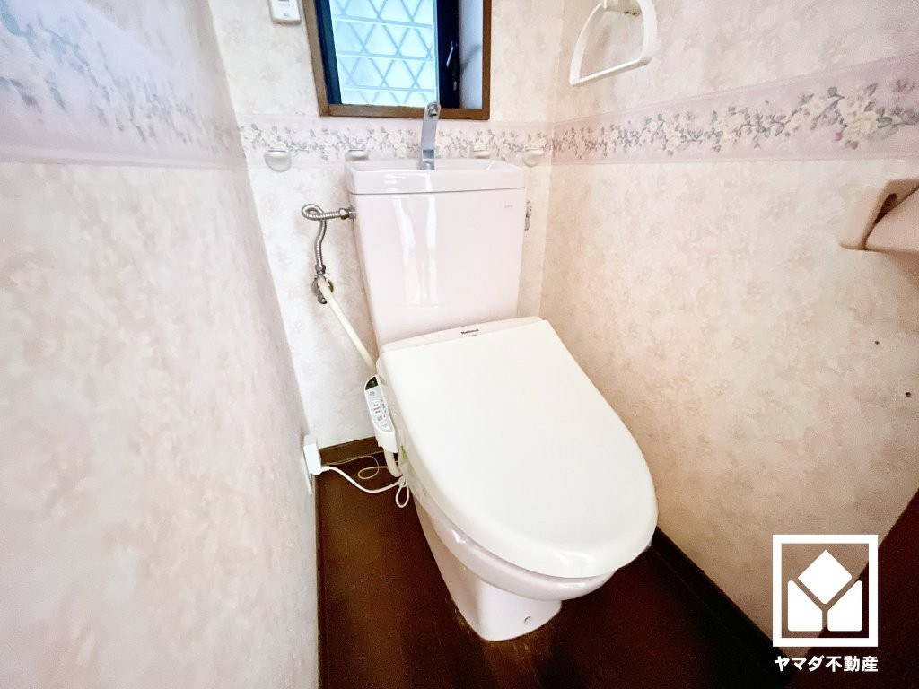 尼崎市栗山町のトイレ|明るく清潔感溢れるトイレです。1階・2階の2か所に設置されているので、朝の忙しい時間帯も混雑を避けやすい間取りです。温水洗浄便座付きで、季節を問わずいつでも温かい便座をお使いいただけます。