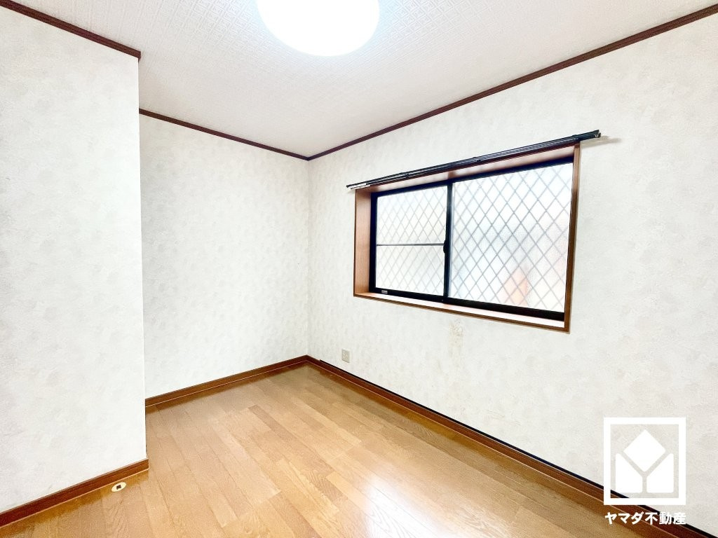 尼崎市栗山町の洋室|約6.5帖の1階洋室です。全居室に窓がございます。明るい陽光がたっぷり差し込む心地よい生活空間です。