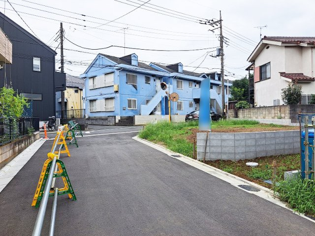 【前面道路含む現地写真】 | 東久留米市浅間町2丁目　新築一戸建住宅　全3棟　(保谷店) | スーパーやコンビニが徒歩10分圏内にあり、お買い物の負担も少ないです。