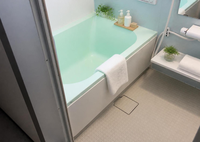 【浴室】 | 一日の疲労をしっかり癒やせるバスルームです。追焚機能が付いているため、入浴時間が異なるご家族でも温かいお湯に浸かれます。自然換気ができる窓が付いているため、湿気を逃がしやすくカビ対策も万全です。