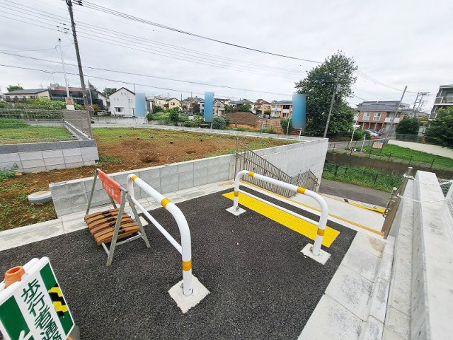 【外観】 | 東久留米市浅間町2丁目　新築一戸建住宅　全3棟　(保谷店) | 小学校まで徒歩4分、中学校まで徒歩9分　学校が通いやすい距離にあり安心。