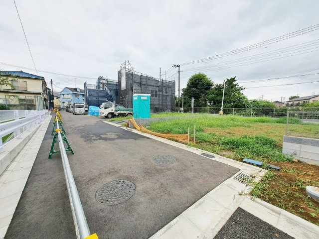 【前面道路含む現地写真】 | 東久留米市浅間町2丁目　新築一戸建住宅　全3棟　(保谷店) | スーパーやコンビニが徒歩10分圏内にあり、お買い物の負担も少ないです。