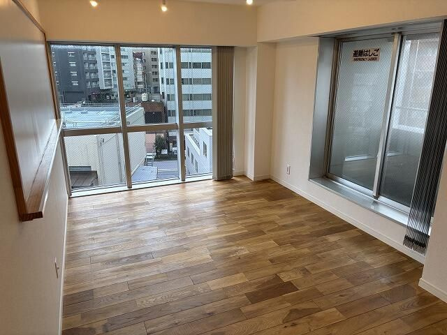 新宿区住吉町の店舗事務所の内装
