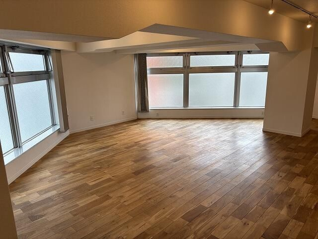 新宿区住吉町の店舗事務所の内装