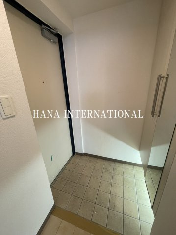 サーラ　グラシオーザの玄関|同タイプ反転写真