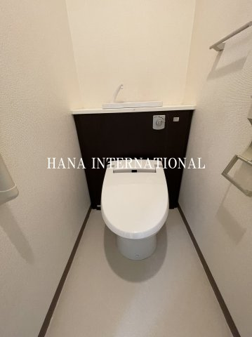 サーラ　グラシオーザのトイレ|同タイプ反転写真