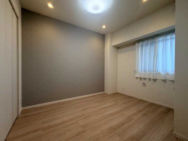 ライオンズマンション吉祥寺本町の洋室|壁の一面をアクセントクロスにしたオシャレな空間です。

現地ご見学希望・資料請求などお気軽にお問い合わせ下さい！
03-5990-5201