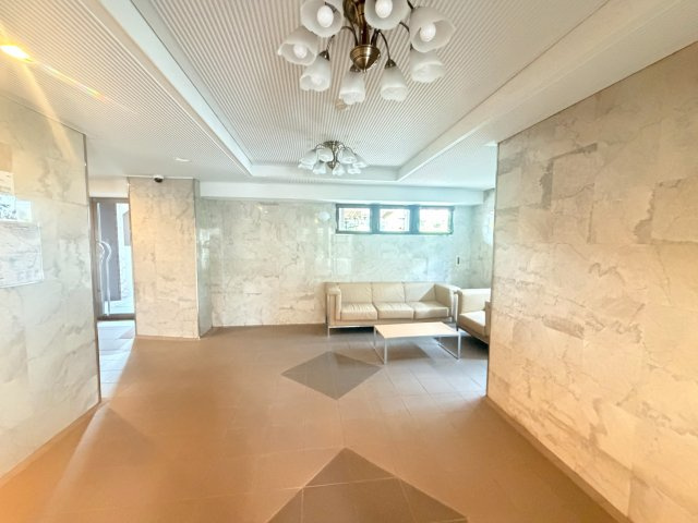 ライオンズマンション吉祥寺本町のロビー|洗練されたデザインの心落ち着くロビー。

現地ご見学希望・資料請求などお気軽にお問い合わせ下さい！
03-5990-5201