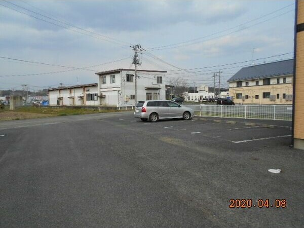 グランディールBの駐車場