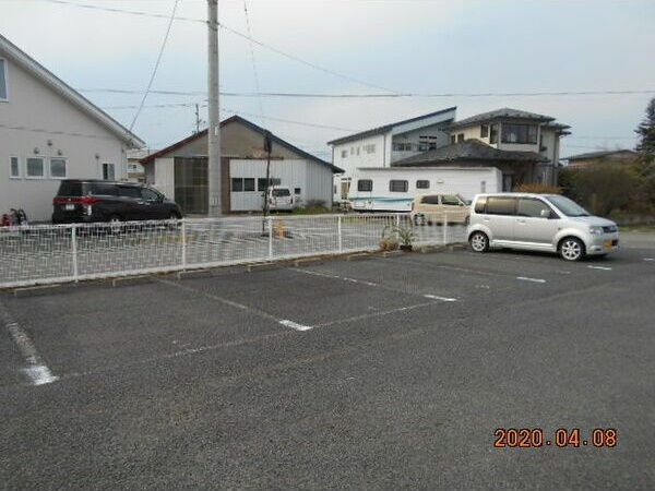 グランディールBの駐車場