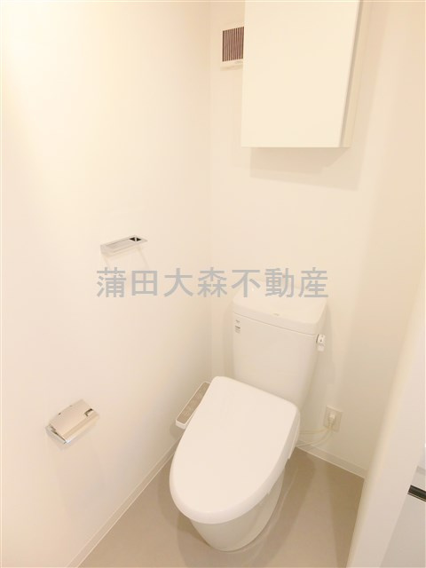 COCOCUBE大森西　東邦医大通りのトイレ|棚収納と温水洗浄便座付きのトイレ　