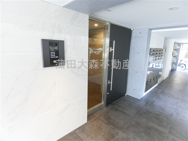 COCOCUBE大森西　東邦医大通りのエントランス|防犯カメラTVモニター付オートロック宅配BOXメールBOX　エントランス