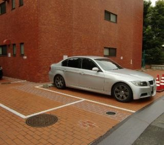 ローヤル若葉の駐車場