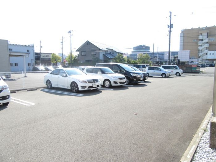 クレール開発の駐車場