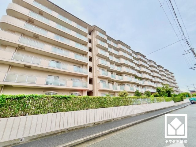 ジークレフ第2武庫川の外観|ブランコやすべり台、ジャングルジム、砂場などを備えた「東鳴尾公園」まで徒歩2分（約140m）で、子育て世帯の方にもお勧めです。植栽豊かな園内にはテーブルや椅子も設置されており、春はお花見も楽しめます。