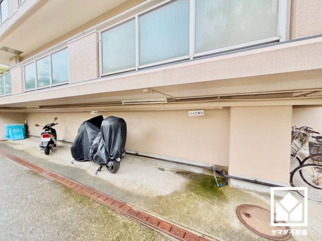 ジークレフ第2武庫川の駐輪場|敷地内にバイク置き場を設置。屋根付きなので、雨や日差しの影響を受けにくく、大切なお乗り物の保管にも便利です。