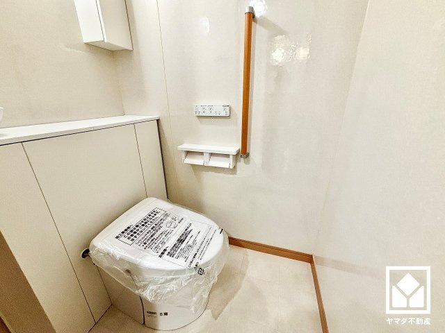 ジークレフ第2武庫川の周辺|緑に囲まれたエントランスが、都会の喧騒を忘れさせる。自然と調和する、美しい迎賓空間。