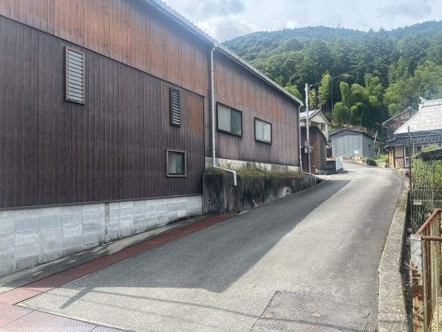姫路市安富町塩野平屋(倉庫・畑付き）の前面道路含む現地写真