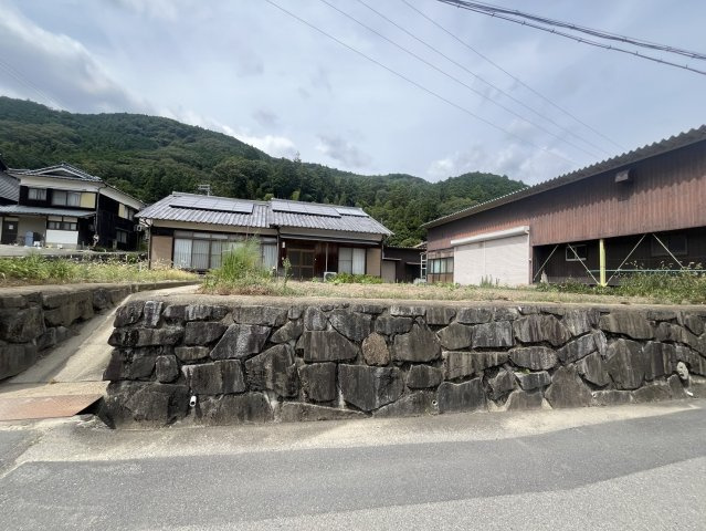 姫路市安富町塩野平屋(倉庫・畑付き）の前面道路含む現地写真