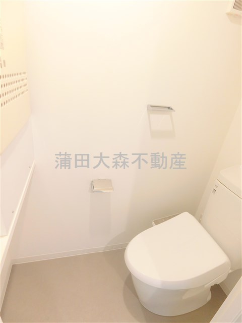 COCOCUBE大森西　東邦医大通りのトイレ|棚収納と温水洗浄便座付きのトイレ　