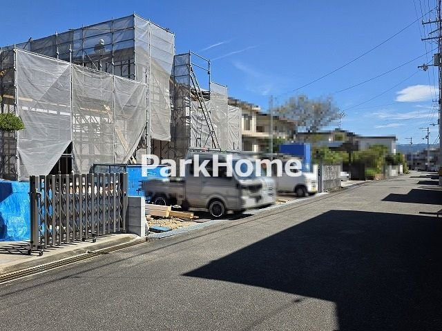 香南市野市町みどり野3丁目-2期1棟- 新築戸建ての前面道路含む現地写真|接道幅14ｍの南側公道に面し日当たりと風通しに恵まれた良好な住環境