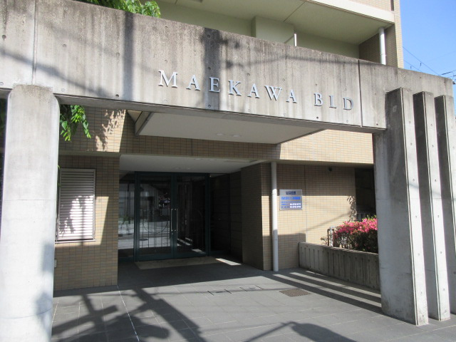 MAEKAWA BLDのエントランス