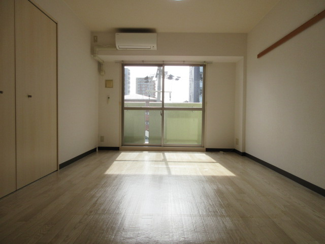 MAEKAWA BLDの居間・リビング|同マンション別部屋