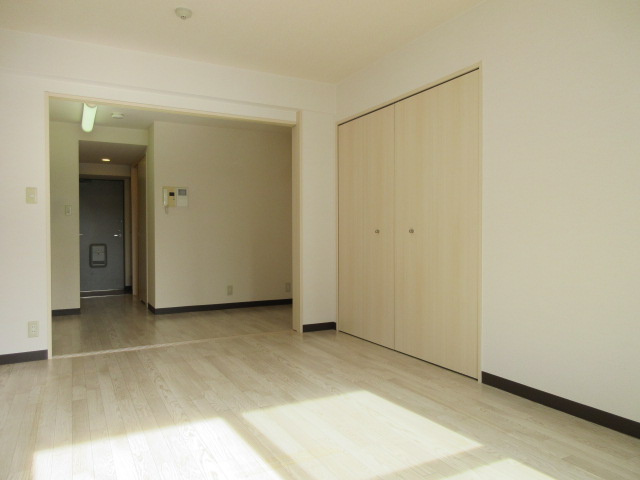 MAEKAWA BLDの居間・リビング|同マンション別部屋