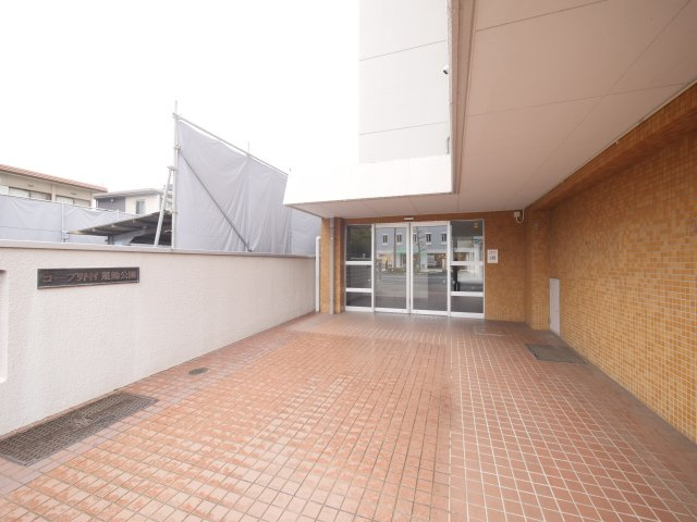 コープ野村運動公園504のエントランス