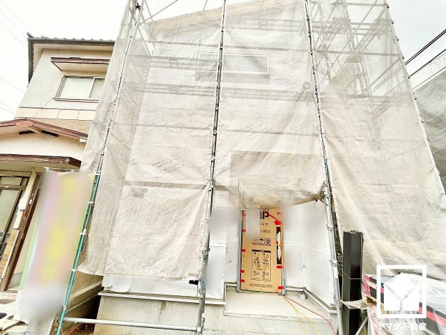 尼崎市水堂町２丁目の外観|カウンターキッチンなので配膳や片付けがしやすく、お料理中もリビングにいるお子様の様子が見守りやすい設計です。キッチンの横には窓がございますので、昼間は手元が明るく、お料理がはかどります。